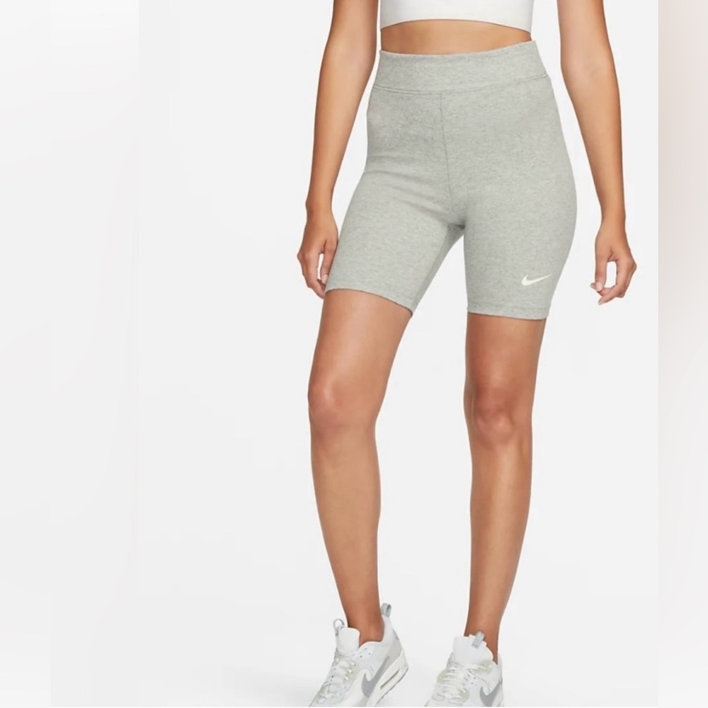 * Nike Sportswear Classic
Women's High-Waisted 8" Biker Shorts Small